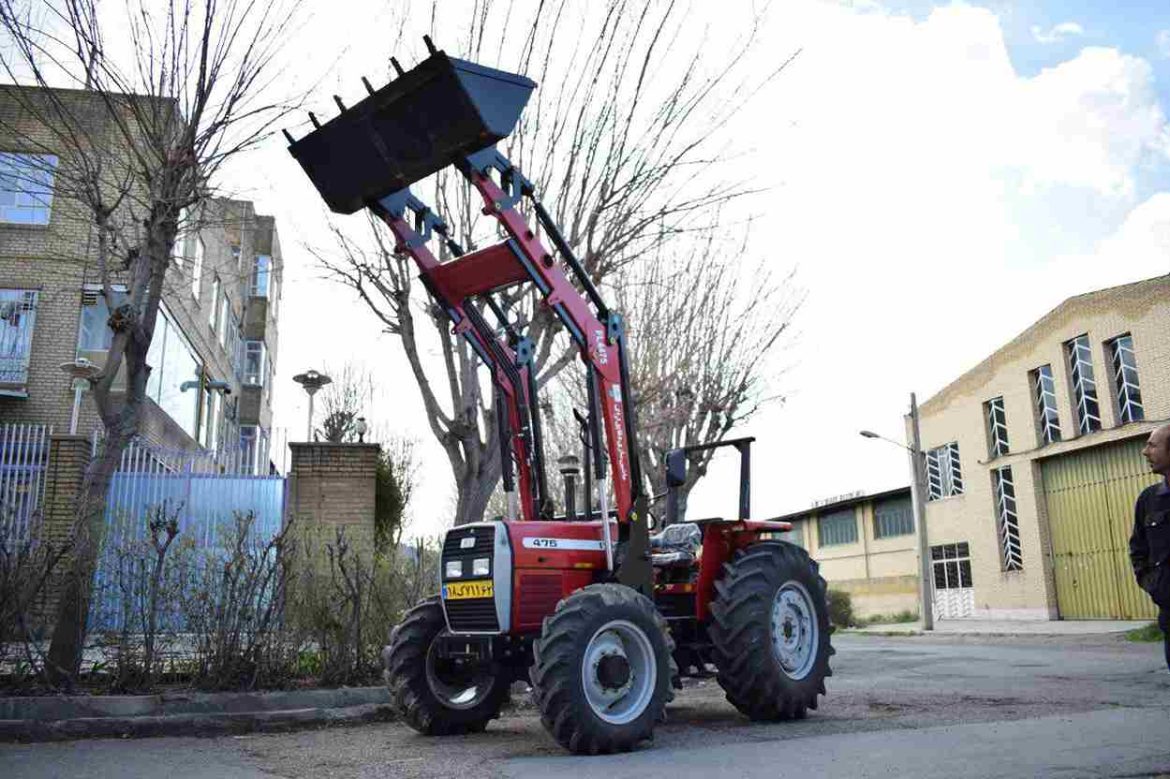 Front and back shovels of garden tractors